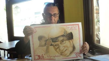 Sandy, junto al retrato del fotógrafo de La Unión. Sandy, junto al retrato del fotógrafo de La Unión.