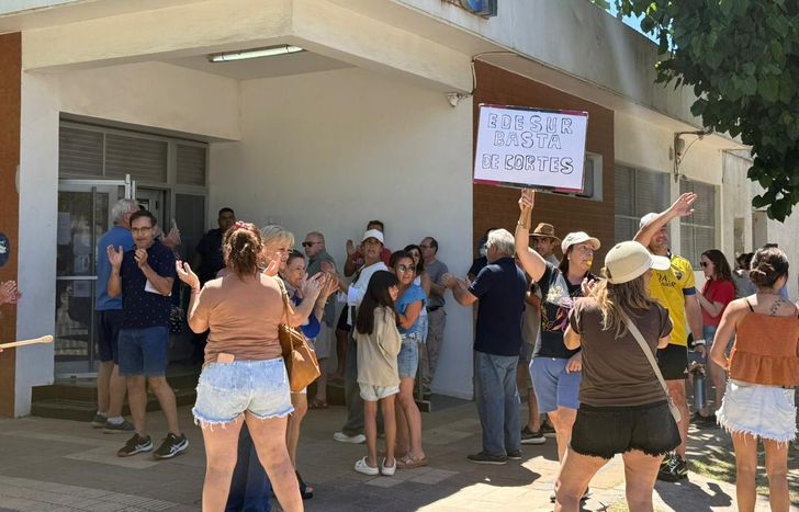 Decenas de vecinos se movilizaron hacia una oficina de Edesur para dar a conocer su disconformidad con el servicio.