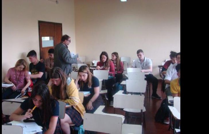 apunta al afianzamiento de lazos entre la Universidad y la Escuela Media del Conurbano.