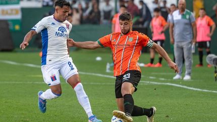 Insúa, en acción frente a Tigre.