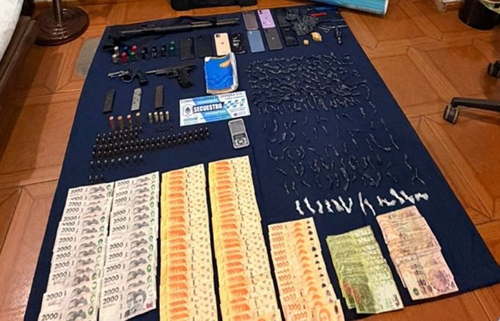 Drogas y dinero incautados en el operativo.