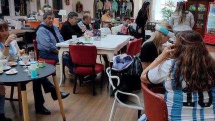 Los vecinos se vistieron para la ocasión y acompañaron a pesar del horario madrugador.