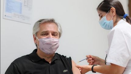 Alberto Fernández recibió la primera dosis de la vacuna.