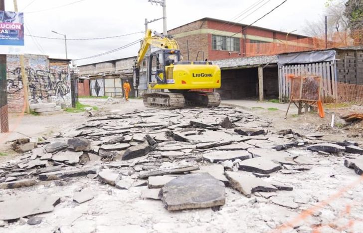 Asfaltan los últimos 300 metros de la calle Héctor Flores.