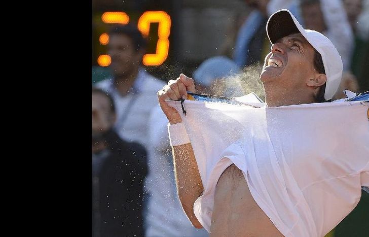 La rotura de camiseta, un clásico festejo del tenista argentino.