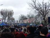 En medio de la marea de gente y banderas, se ve un trapo gigante de Llavallol