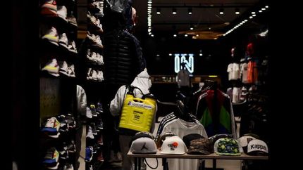 desinfectan los comercios de la peatonal laprida para prevenir el coronavirus