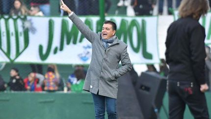 Claudio Vivas, molesto con el empate de su equipo. Claudio Vivas, molesto con el empate de su equipo.