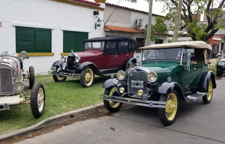 Los autos, en perfecto estado. Una verdadera reliquia.