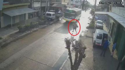 El momento en el que el hombre se arroja contra el colectivo.