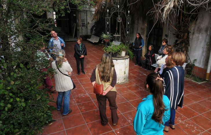 La biblioteca Gutiérrez es una casona antigua ubicada en la avenida Almirante Brown 2163.