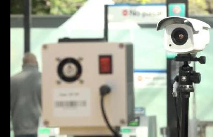 El dispositivo prevé una detección rápida a través de cámaras de video con análisis térmico de las caras de las personas.