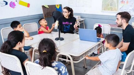Organizan juegos, dibujo, pintura, deportes y talleres de radio.