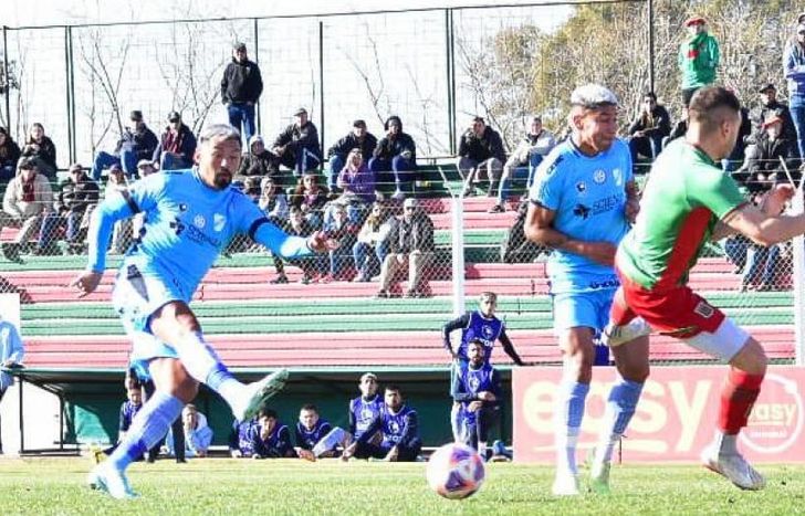 El remate de Luis López va a la red.