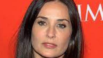 demi moore, bien acompanada