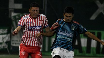 Matías González lucha por la pelota.