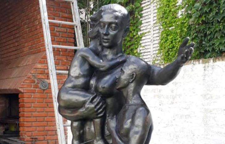 La escultura de bronce próximamente estará en la Plaza Grigera.