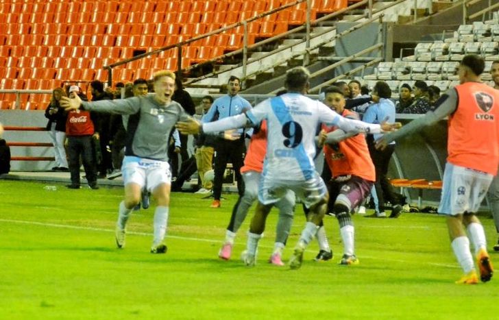 Todos los abrazos para Luis López, autor del empate.