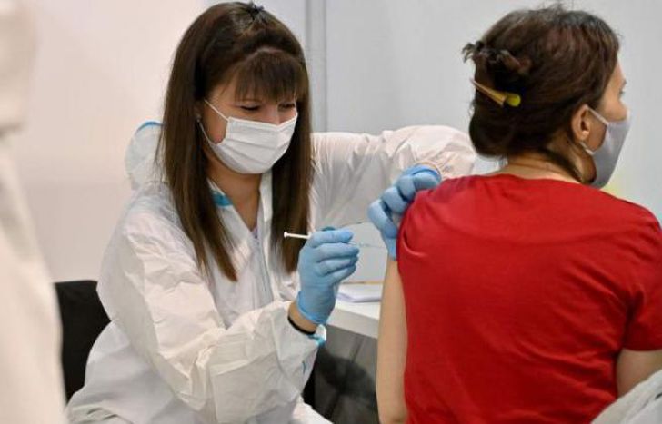 Van a diferir 12 semanas la segunda dosis de la vacuna.