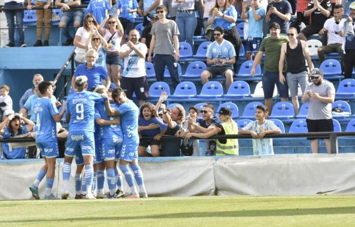 Todos loa abrazos para el autor de gol.