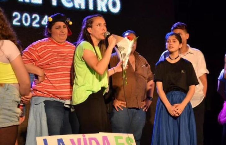 Gabriela Ballesteros es la profesora que fundó este proyecto para que los alumnos plasmen sus talentos.