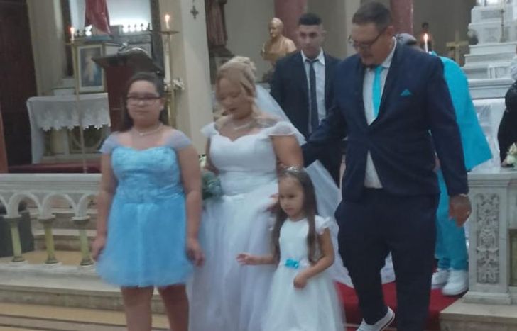 Ambas hijas de la pareja acompañaron con el color del Club Temperley.