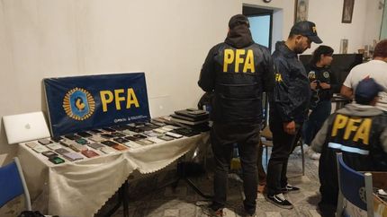 Secuestraron más de 50 celulares y 7 notebooks.