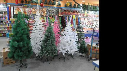 los bazares y regalerías del centro ya se encuentran ambientados para la ocasión, a la espera de que las ventas superen las expectativas.