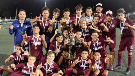 Los pibes de Lanús, tricampeones en distintos torneos. Los pibes de Lanús, tricampeones en distintos torneos.