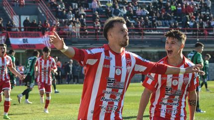 El delantero anotó el primer gol de la tarde ante Nueva Chicago.