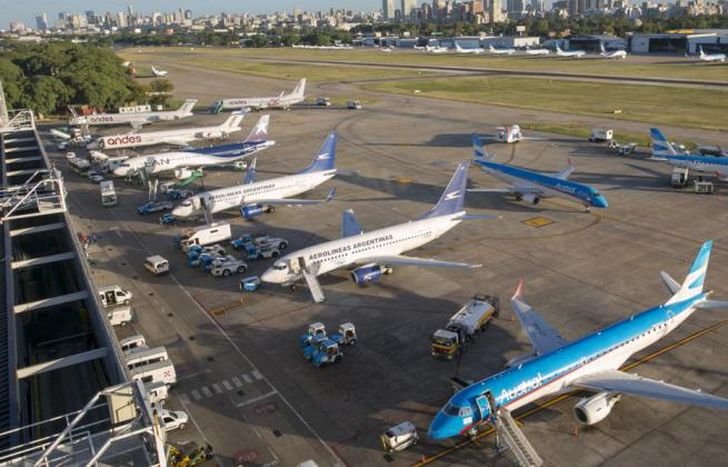 Aseguran que viajar en avión tiene bajo riesgo de contagios.