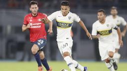 Bebelo Reynoso encabeza un ataque de Boca en la altura de Cochabamba.