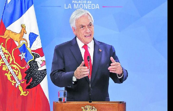 Le pidió a los ministros “poner sus cargos a disposición para poder estructurar un nuevo gabinete”.