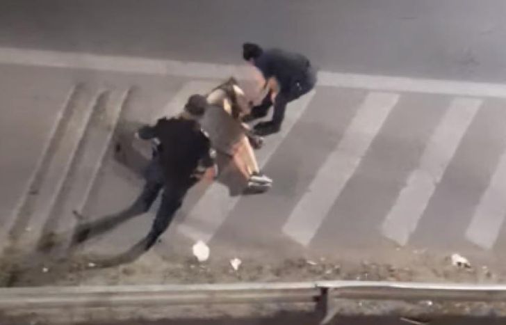 La mujer cayó sobre la autopista desde una gran altura.