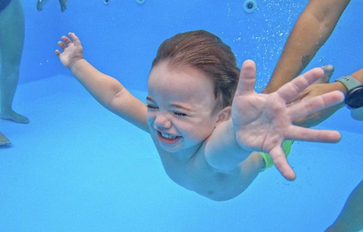 Los bebés tienen sus primeros contactos con el agua.