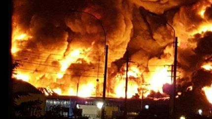 El incendio se originó por la madrugada.