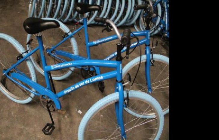 SON playeras con rodados acordes a uno de los beneficiarios.