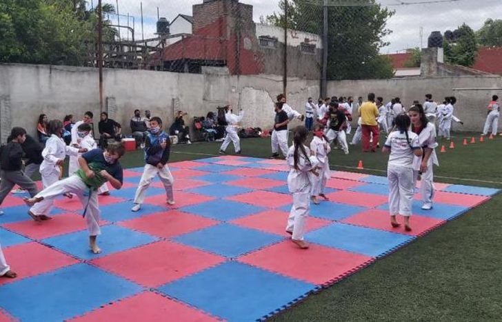 Chicos y chicas disfrutaron de una clase al aire libre.