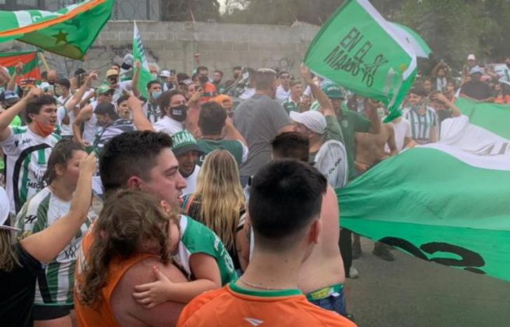 Los hinchas de Banfield se reunieron en Luis Guillón.