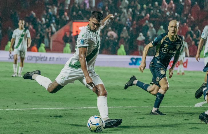 David Zalazar marca el gol de Banfield.