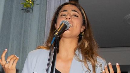 Con la actitud profesional y positiva para triunfar en la música.