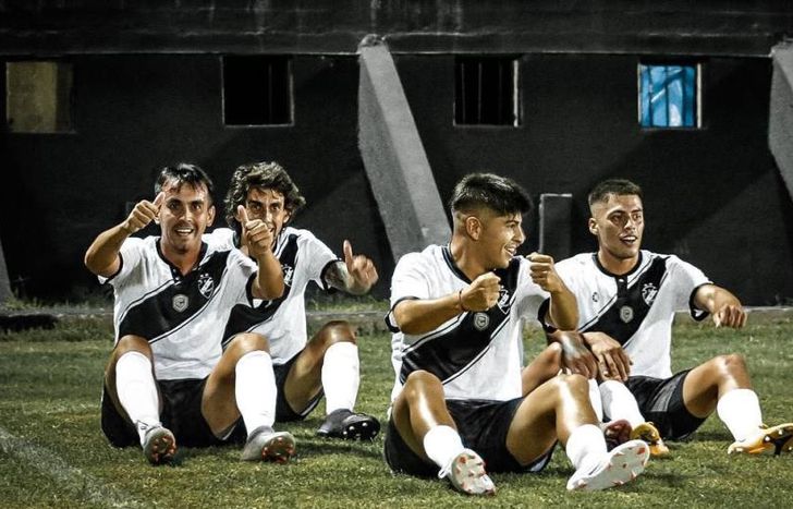 El festejo del gol de Acosta.