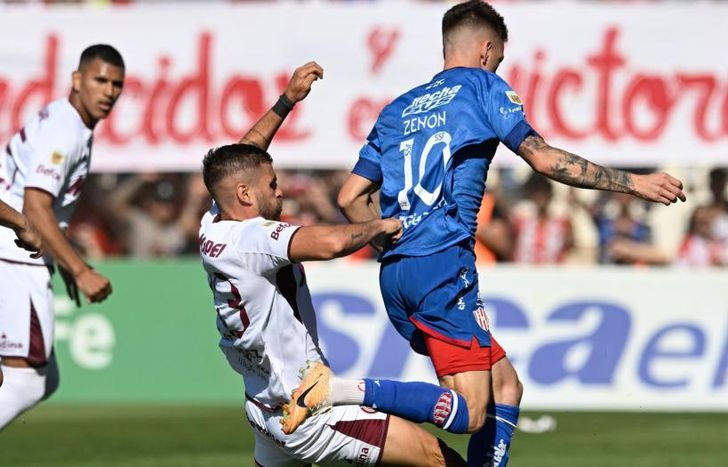 Fernández, a los pies de Zenón.