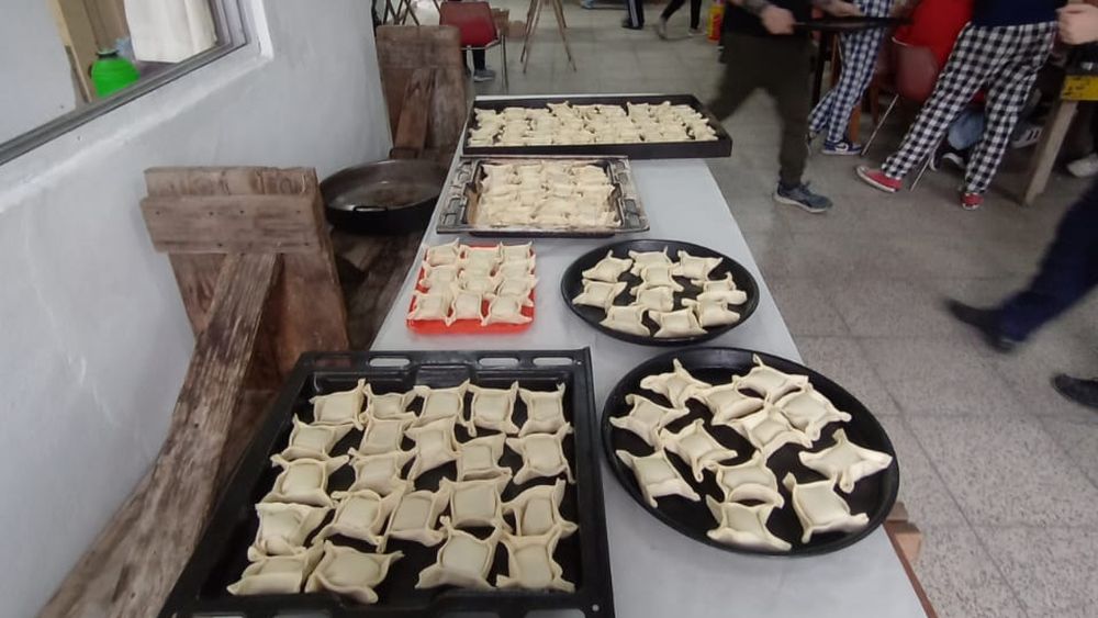 El grupo de scout de Banfield trabaja para la entrega de pastelitos del 25 de Mayo. El grupo de scout de Banfield trabaja para la entrega de pastelitos del 25 de Mayo.
