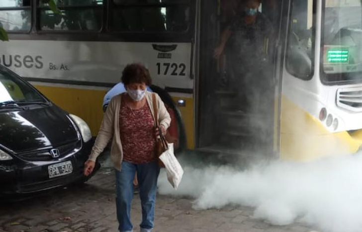 El humo comenzó adelante.