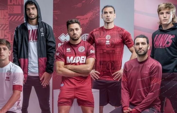 La nueva indumentaria de Lanús, con predominio del granate.