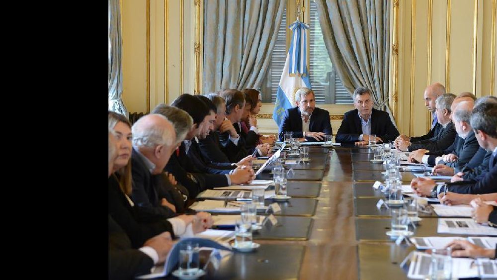 Télam 10/03/2016 Buenos Aires: El ministro del Interior, Rogelio Frigerio, encabeza desde las 11.40 en la Casa Rosada una reunión de gobernadores provinciales en la cual se analiza el tema de la redistribución de los recursos de la coparticipación federal.El presidente Mauricio Macri, pasó por Salón Norte de la Casa de Gobierno, a saludar. Foto: Presidencia/Télam/ddc