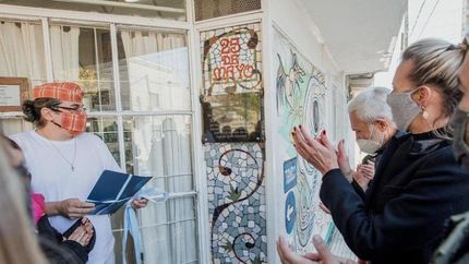 Pusieron una placa en homenaje a su papá, Carlos Alberto López.