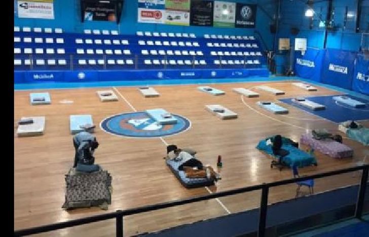 las personas en situación de calle pasan la cuarentena dentro del club Temperley.