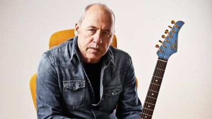 Veterano rockero con su guitarra Pensa.